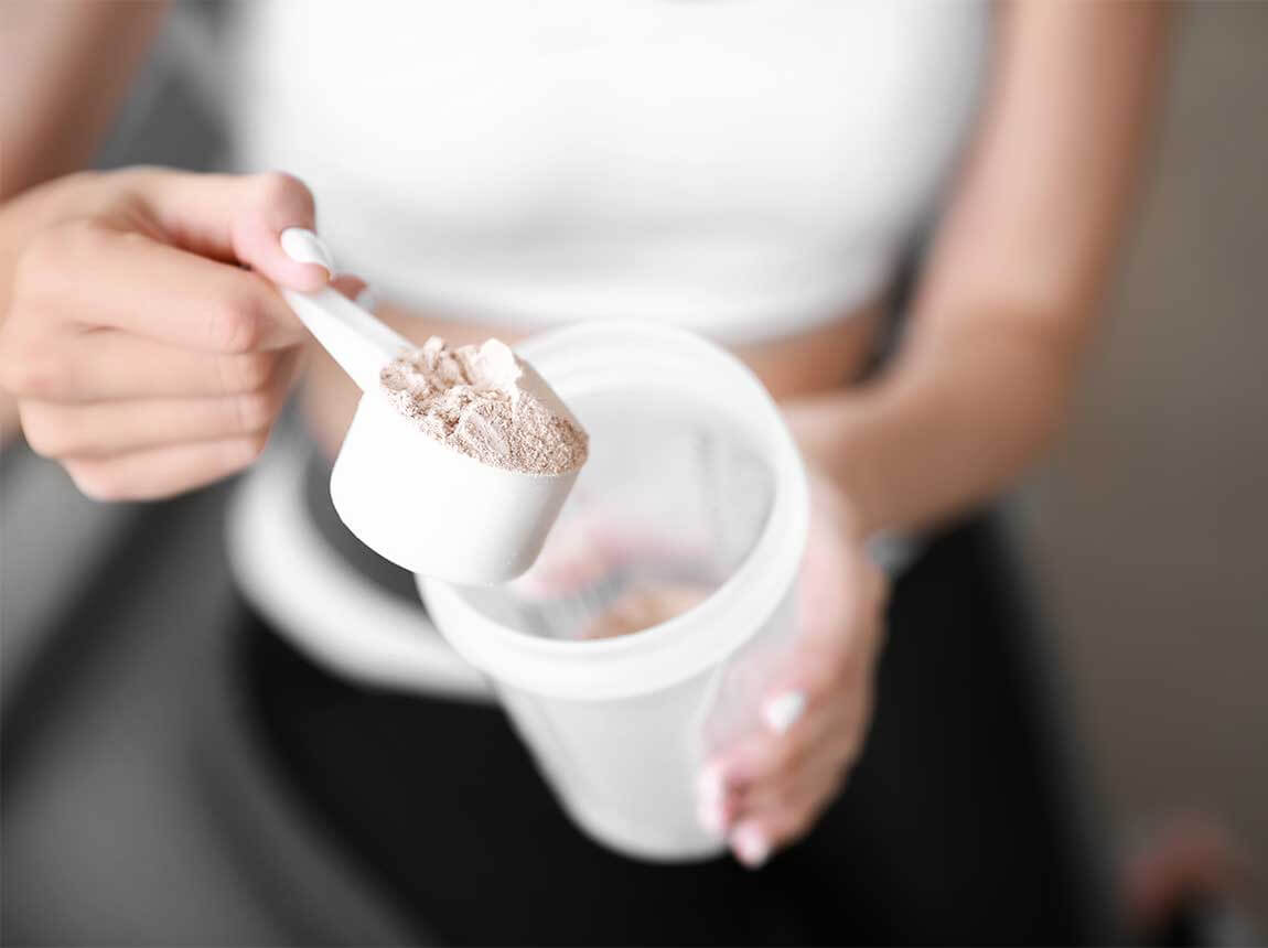 žena s proteinskim dodatkom