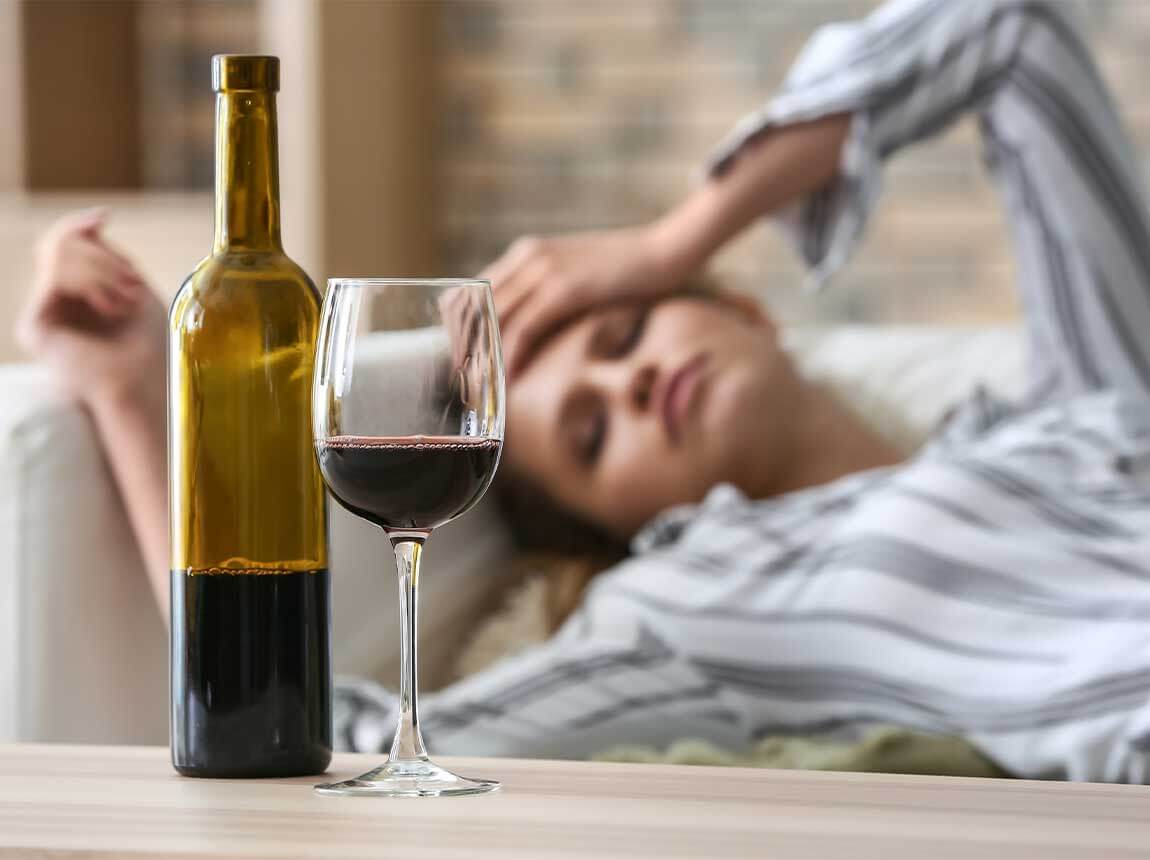 žena s ča&scaron;om vina